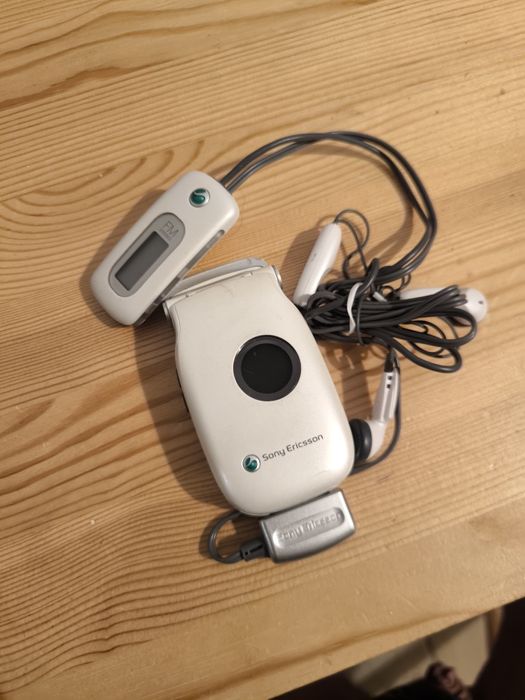 Telefon Sony Ericsson Z200 plus FM