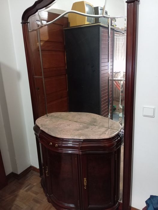 Móvel em mogno com espelho grande