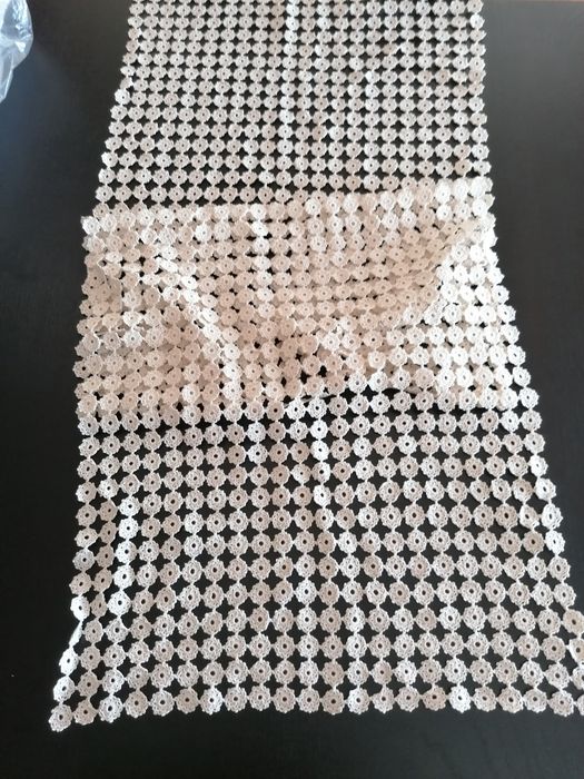 Caminho de mesa em croché beje novo