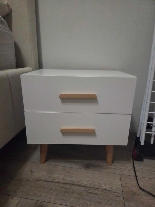 Dwie szafki nocne w dobrym stanie