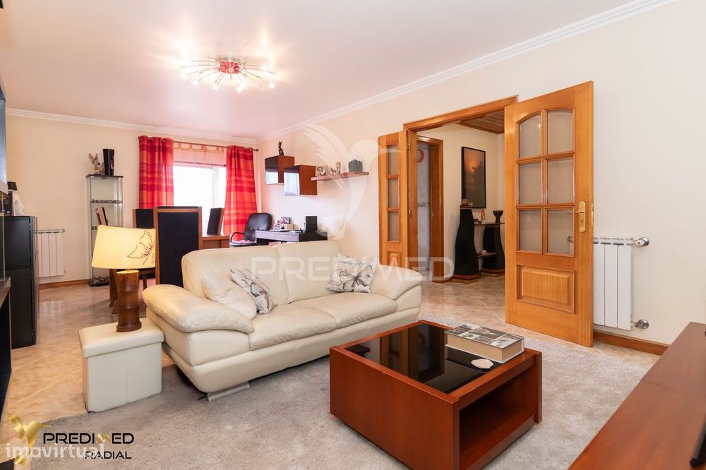 T2 em Condomínio Fechado, 2 WCs e Box 2 Carros