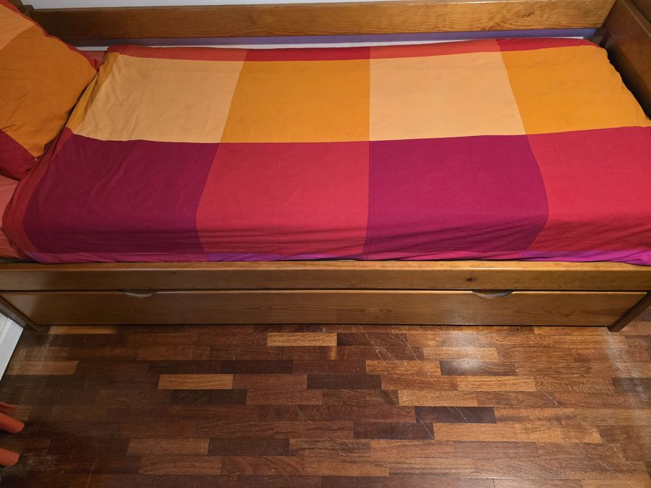 Cama dupla em Madeira Maciça com cama deslizante – Excelente Estado