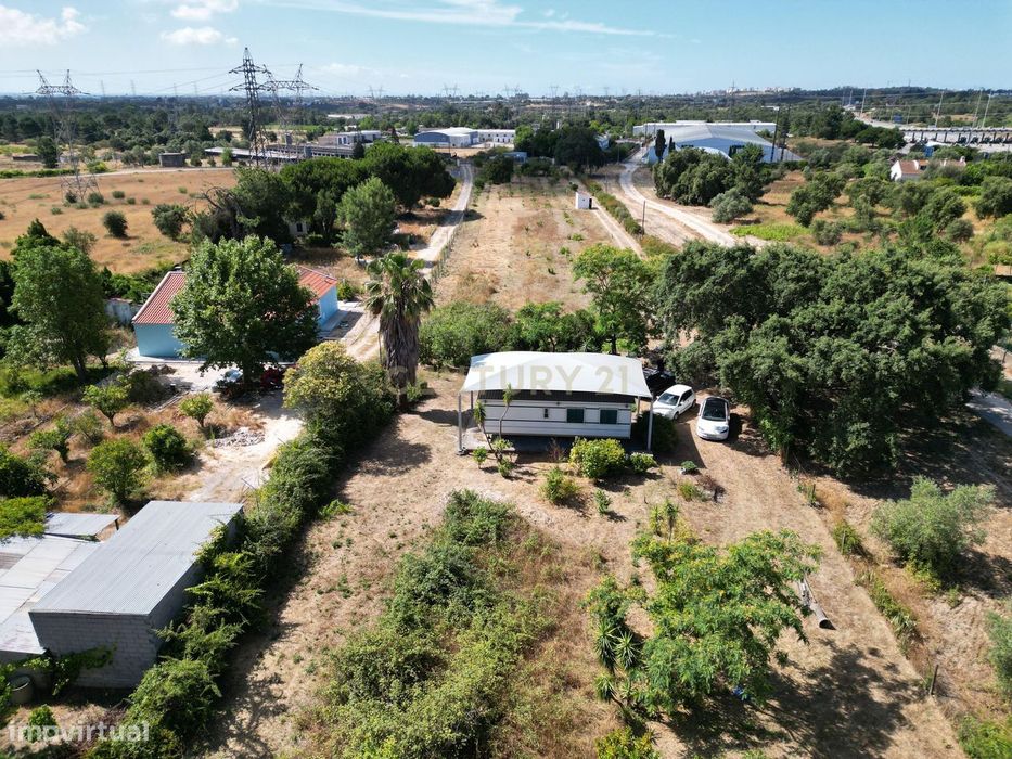 Terreno vedado com infraestruturas de água e eletricidade, em Palmela