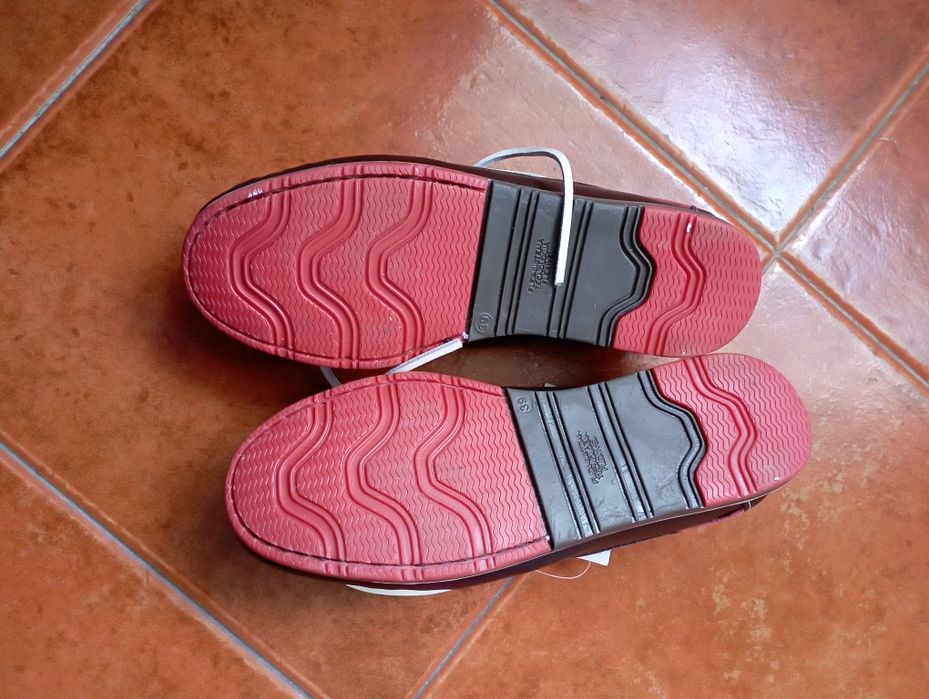 Sapatos novos castanhos