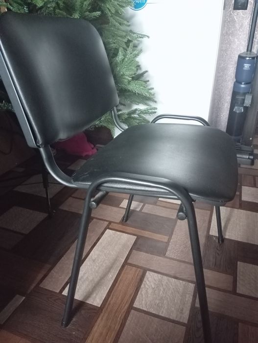 Офісний стілець чорний