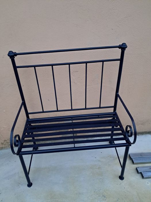 Bancos em ferro forjado para jardim.