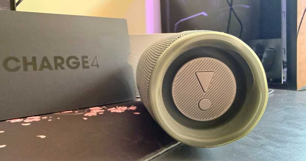Coluna Bluetooth JBL Charge 4 (Cinza) – Como Nova, Com Caixa e Acessórios