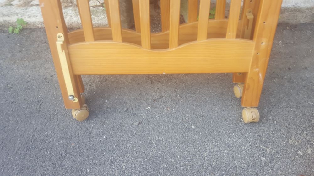 Cama  para  bebês  em madeira