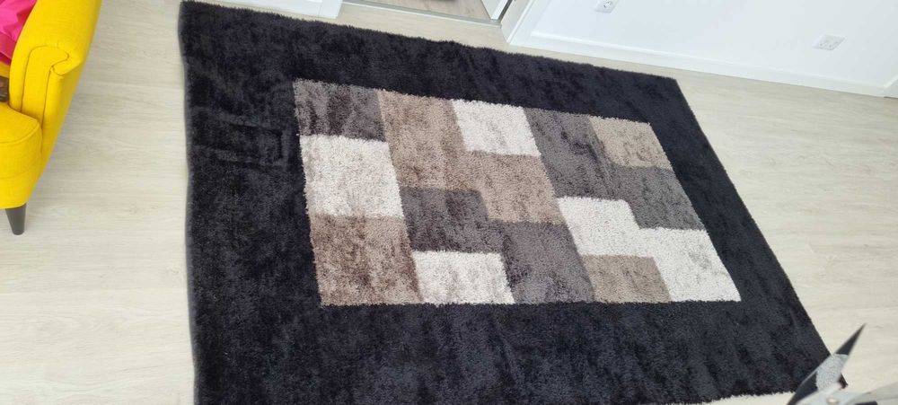 Carepete em tons escuros