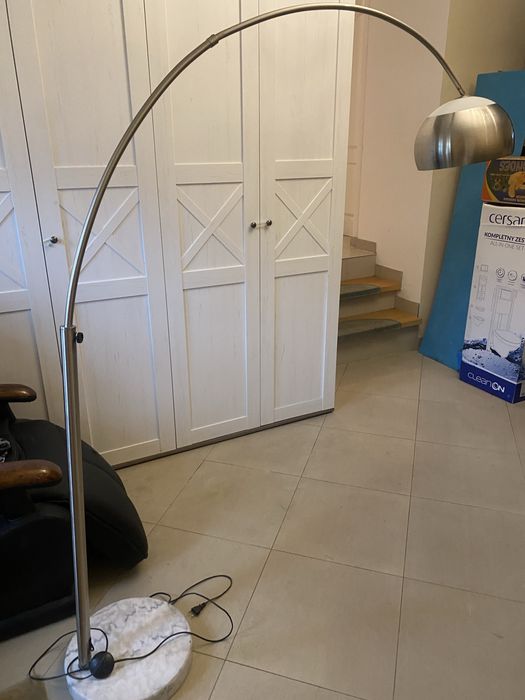 Modna lampa do salonu. Podstawa marmurowa.
