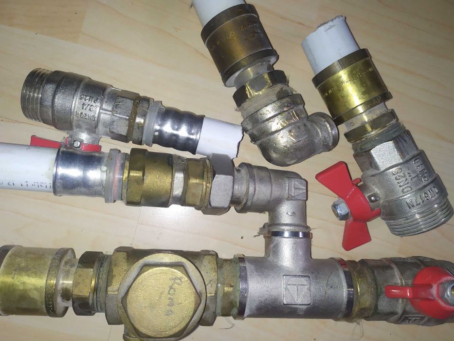 Продам фитинги по сантехнике-муфты, краны, уголки, крепления, тройники