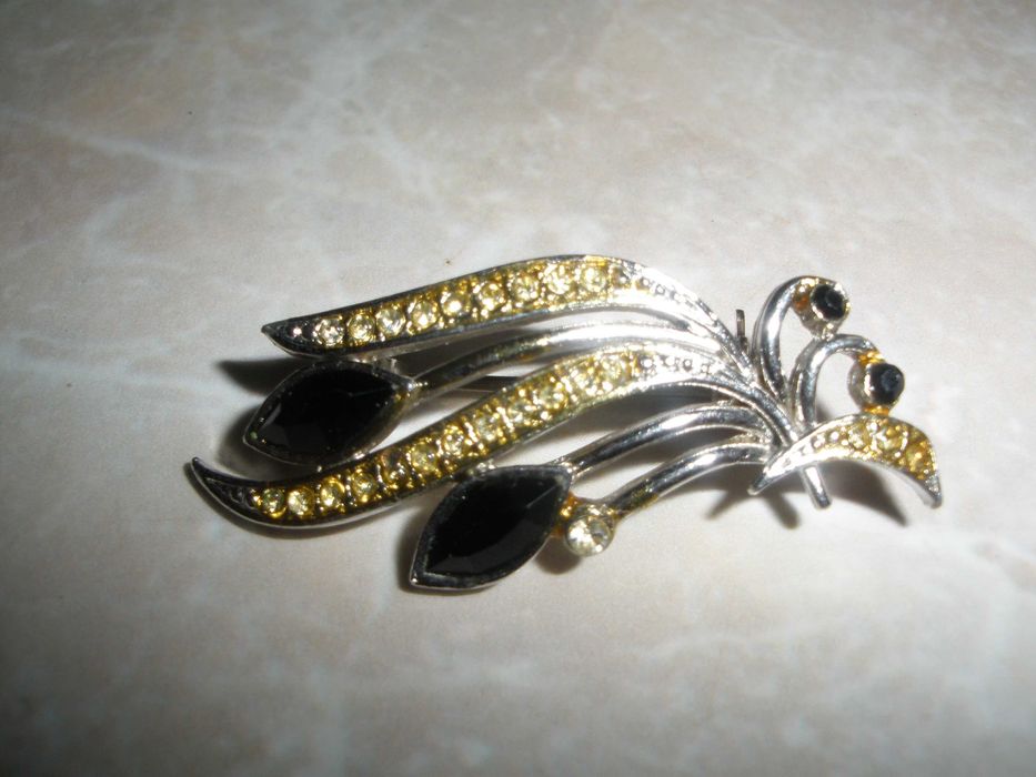 брошь с камінцями