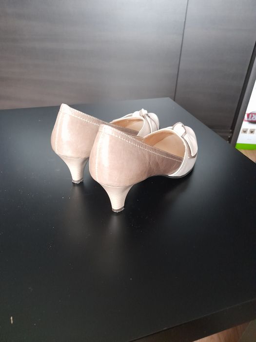 Czółenka beżowe rozmiar 40.