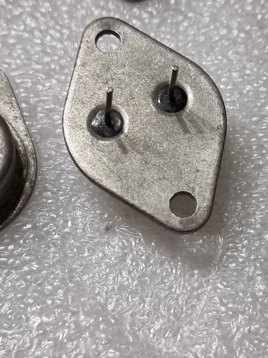 Продам транзистор 2Т945А