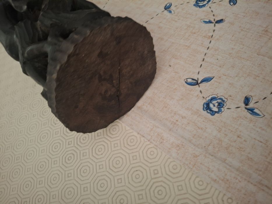 Grande  42 cms estaueta em madeira africana  antiga ?