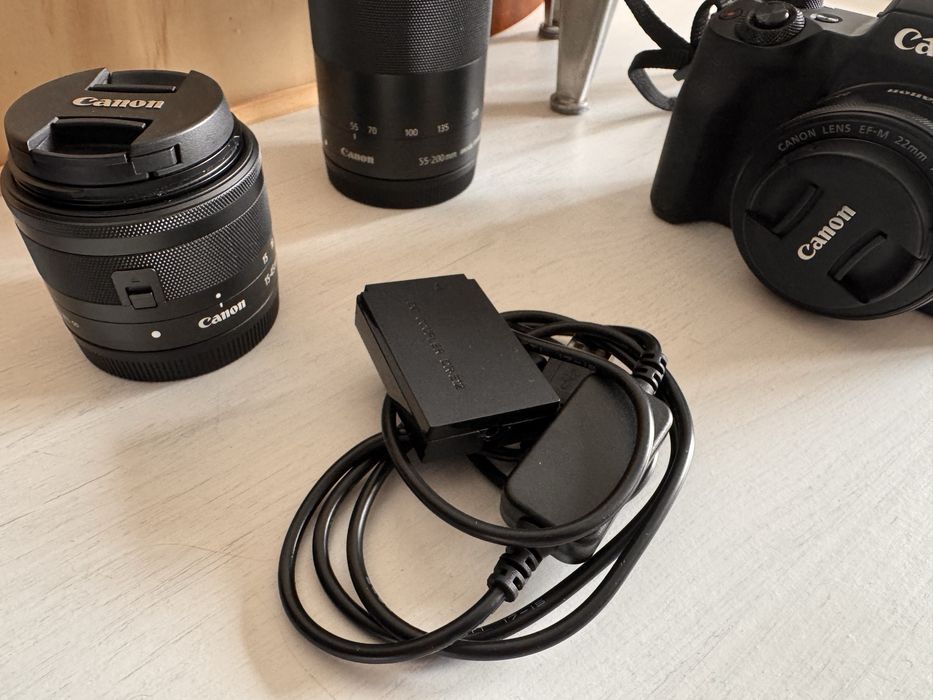 Canon M50 com varias lentes e acessórios