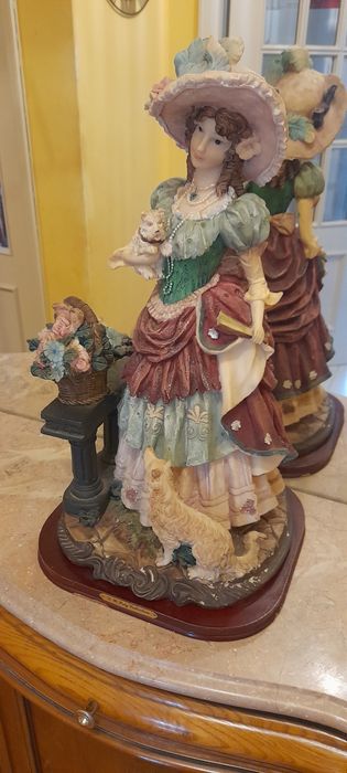 Vendo boneca em porcelana para meter em cima dos moveis