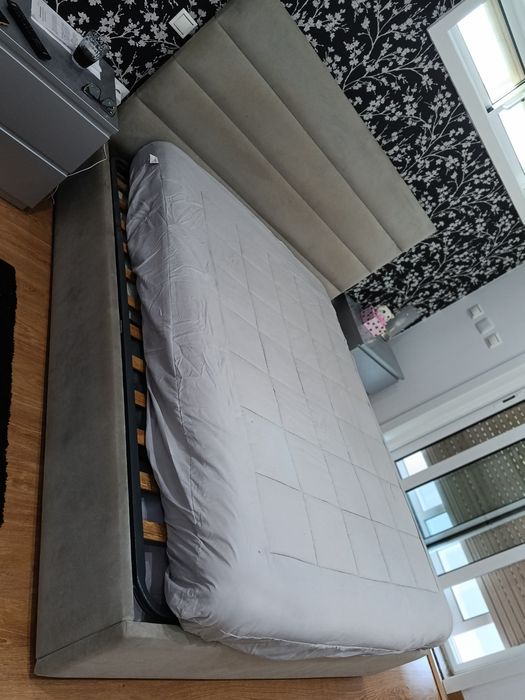 Cama estofada de 1,60 com estrado elevatório