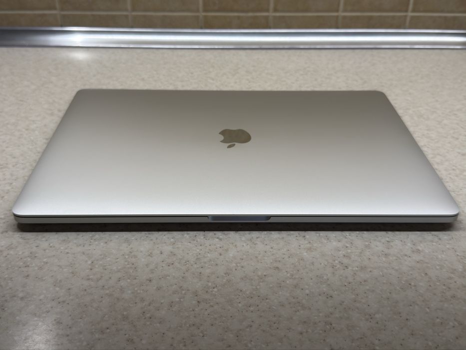 Срочная продажа MacBook Pro 15 2019 в отличном состоянии