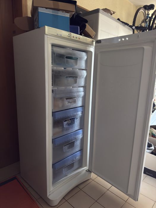 Arca Congeladora vertical Indesit