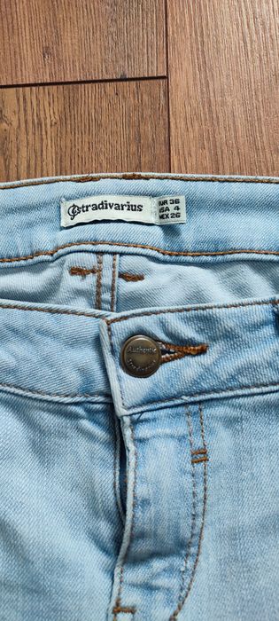 Jasne jeansy rurki Stradivarius dziury przetarcia modne