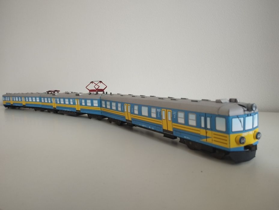 Model kartonowy zabawka pociąg miejski  długosc modelu 78cm autobus sz