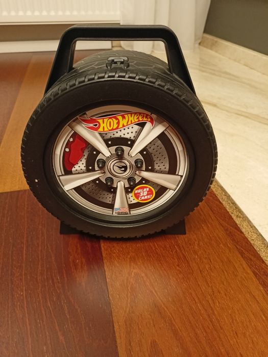 Hot wheels monster trucka z garażem na auta