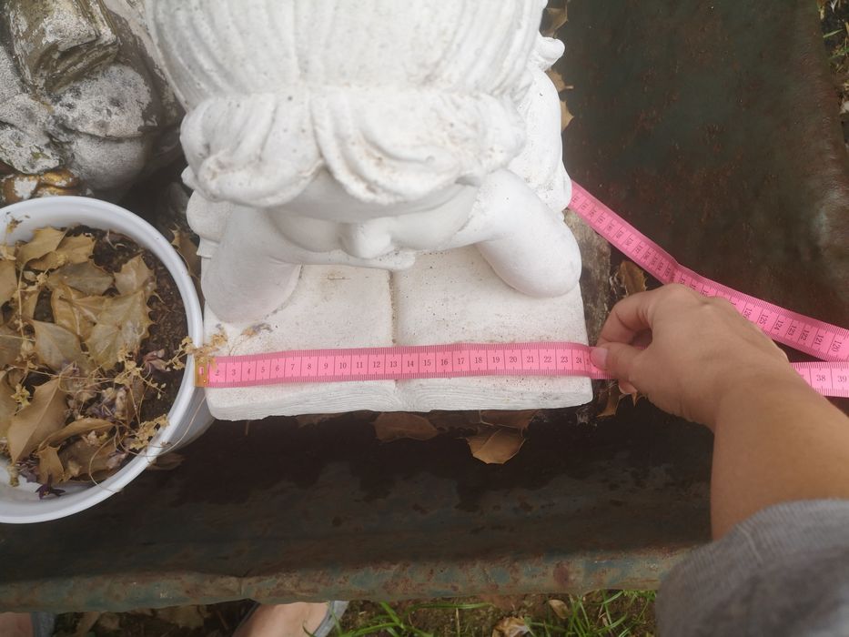 Duas estátuas de jardim