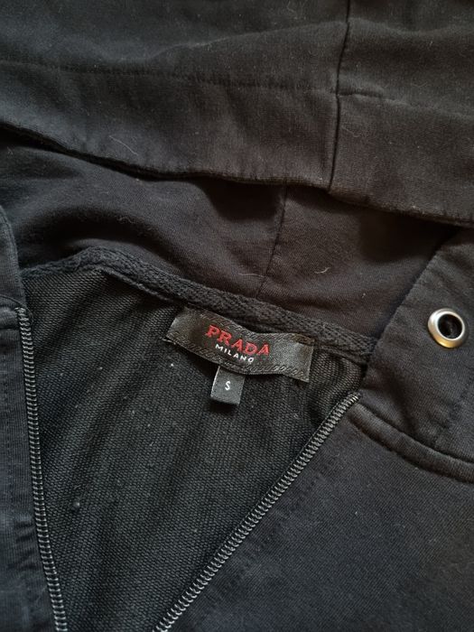 Czarna bluza z kapturem na zamek Prada krótka