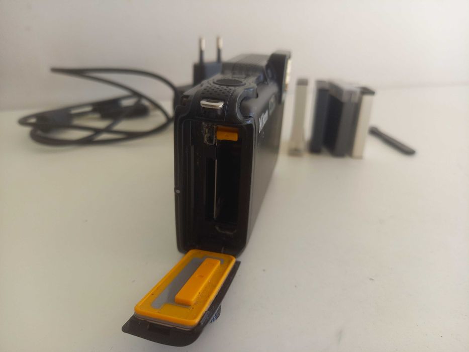 Máquina Fotográfica NIKON Coolpix AW120 Impermeável (para reparação)