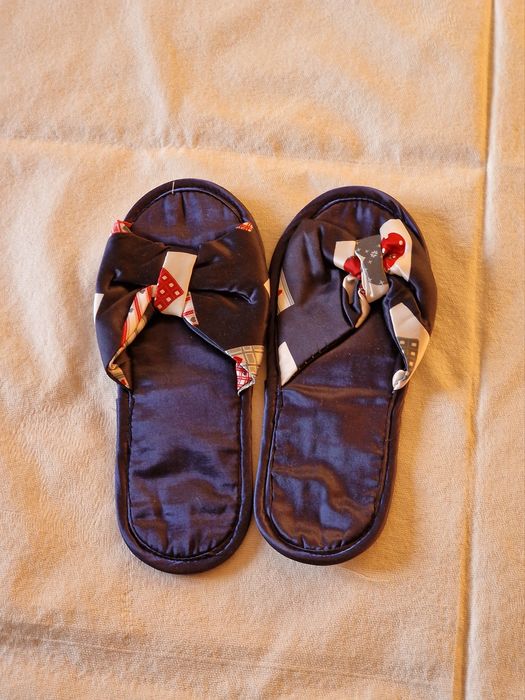 Lote de 3 pijamas em cetim novos-meia estação