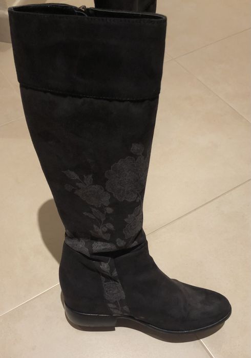 Botas Desigual- camurça castanha com apontamentos florais
