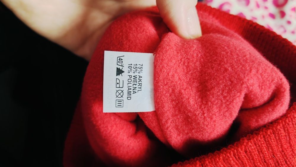 Czerwona czapka jak nowa