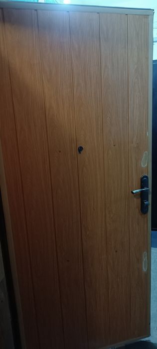 Продам входную железную дверь