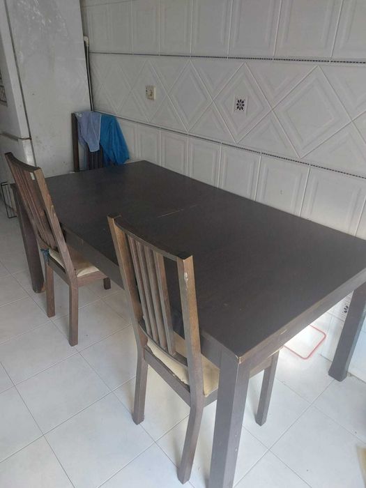 Mesa de jantar ofreço e cadeiras