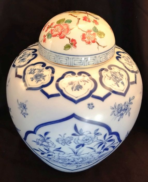 Jarra, pote com tampa,  porcelain art Vista Alegre 1980/92