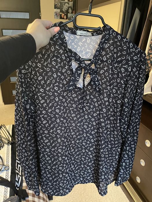 Koszula w literki czarna elegancka z kokarda wizytowa biuro