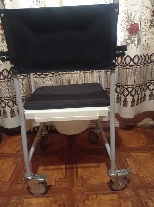 Крiсло- стiлець для туалету  на колесах