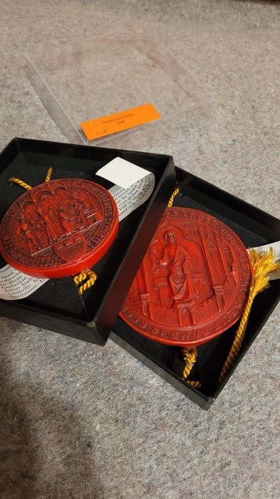 Dwie repliki odcisków pieczęci w wosku.