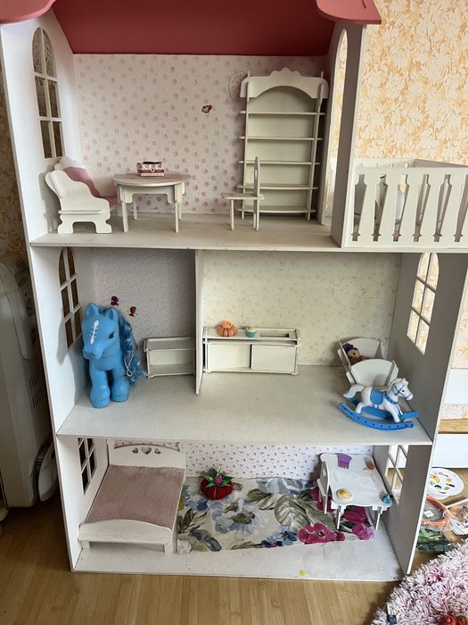 Ляльковий будинок із меблями