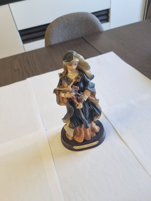 Estatueta de Sta. Teresa com a cruz