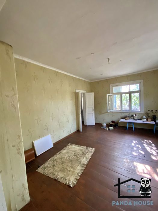 Продається будинок у затишному районі.