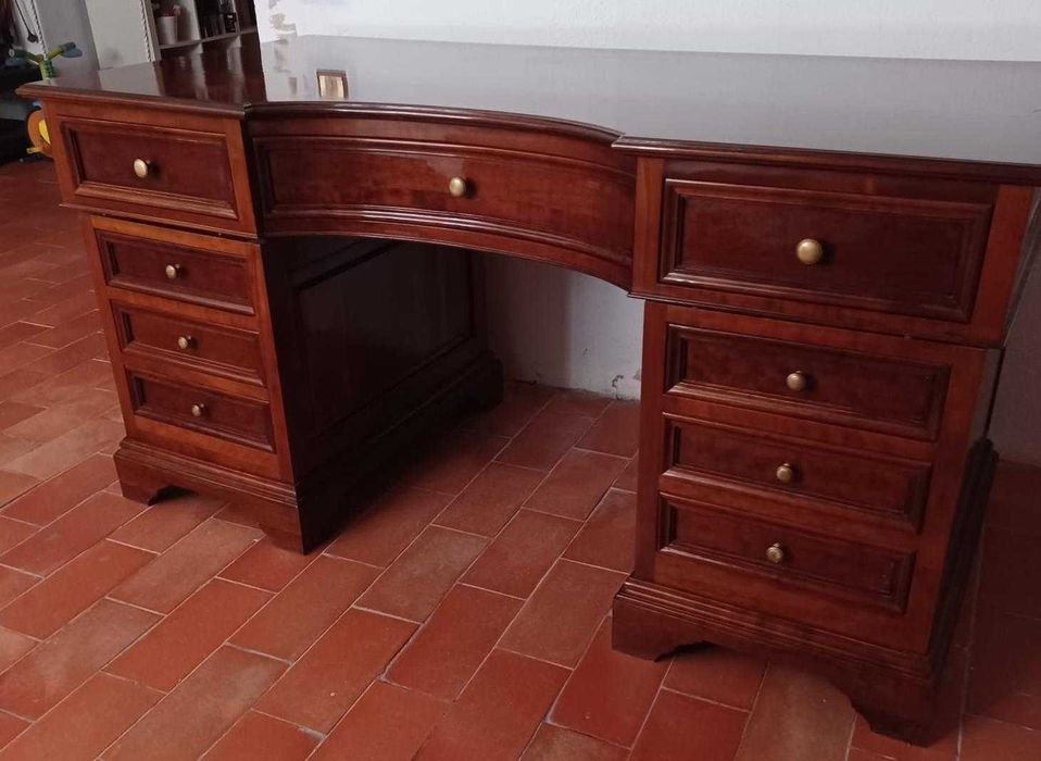 Classic English-Style Secretary Desk – Elegance and Charm for Your Space