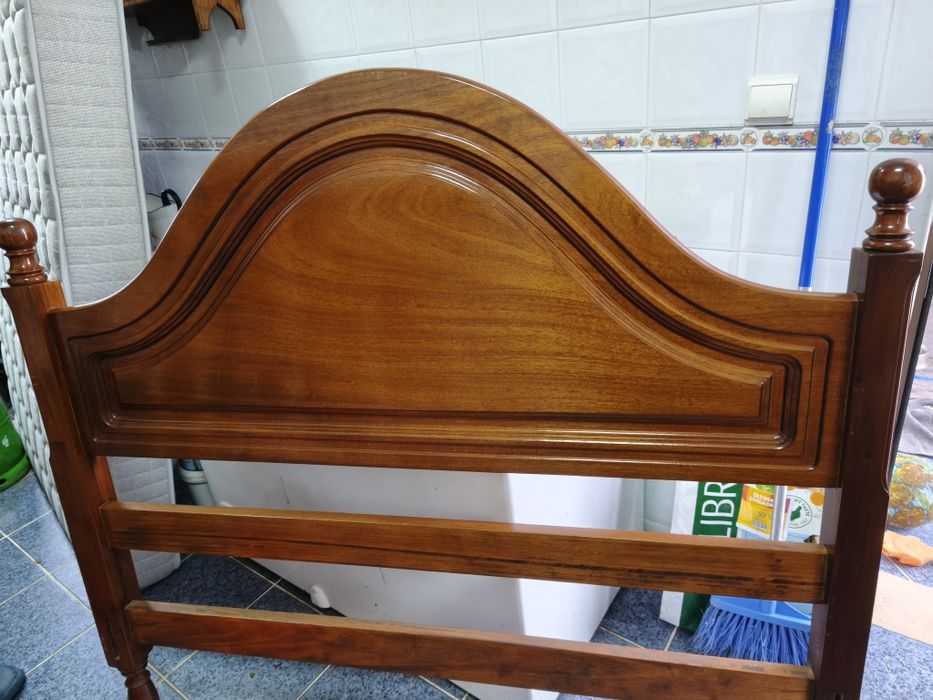 Cama, mesas de cabeceira e colchão como novo