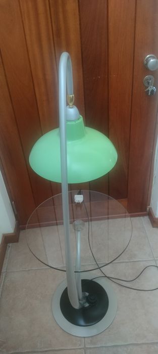 Mesa de apoio com candeeiro