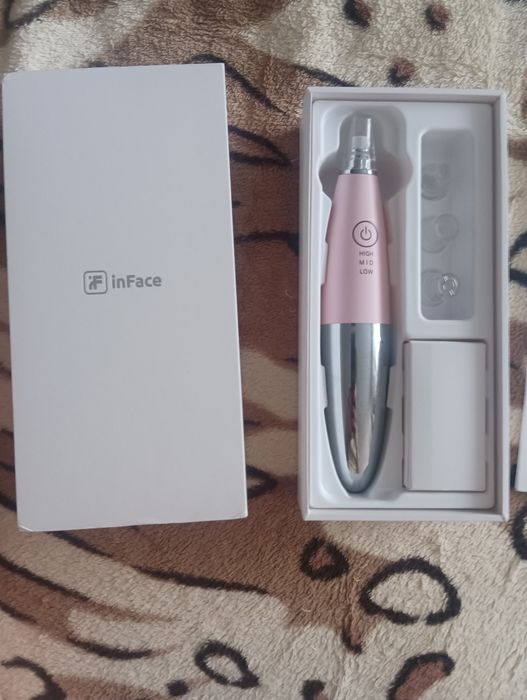 Вакуумный прибор для чистки лица.