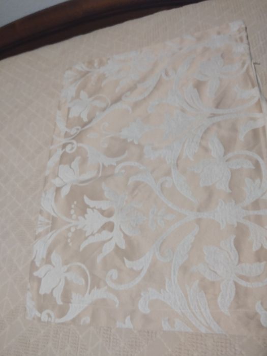 Lindíssima colcha de casal creme e dourado