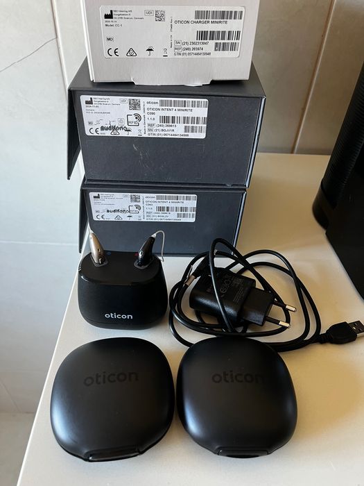 Aparelhos auditivos com pouquíssima utilização.