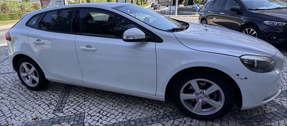 Volvo V40 D2 Kinetic | Nacional | Outubro 2017 | Excelente Estado