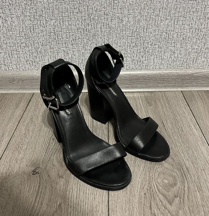 Чорні шкіряні босоніжки на каблуку